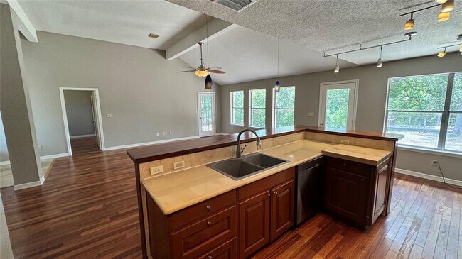 Foto del edificio - 126 Riverside Ln