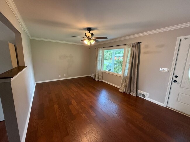 Foto del edificio - REMODELED 4-BEDROOM HOME W/FENCED YARD