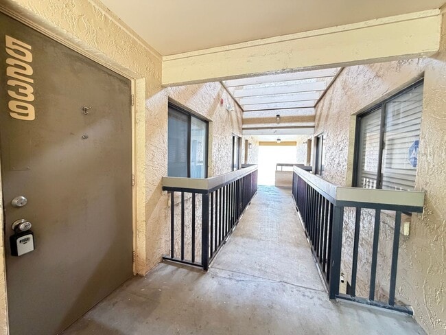 Building Photo - 5239 Vineland Rd