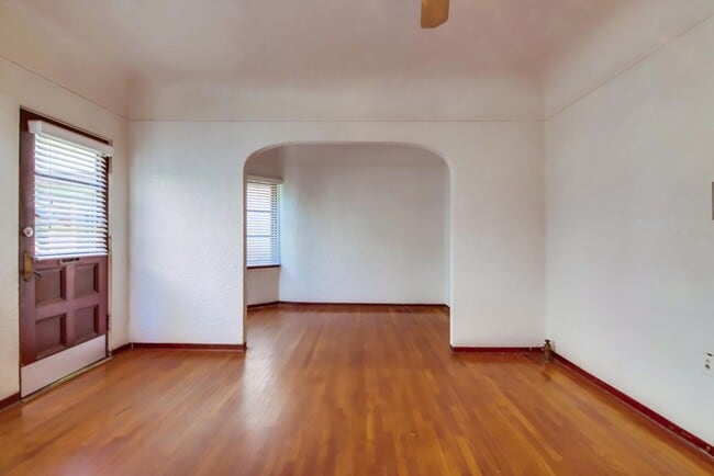 Building Photo - Charming Top Floor 1-Bedroom Apartment in ...