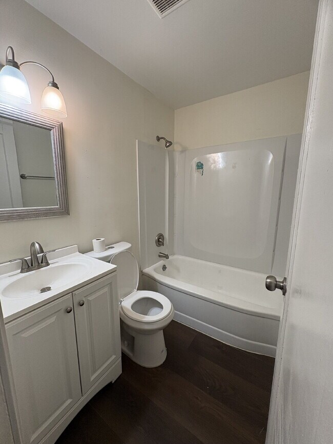 Building Photo - Freshly Remodeled 3BR on Quiet No-Through Street – Perfect Place to Put Down Long-Term Roots