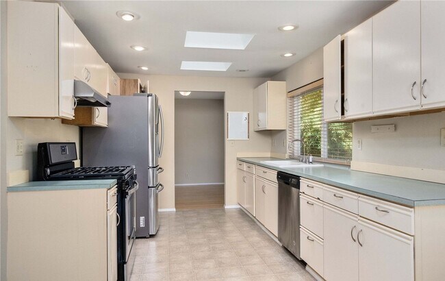 Building Photo - ***MOVE IN SPECIAL!!!*** 2 Bedroom 2 Bathr...