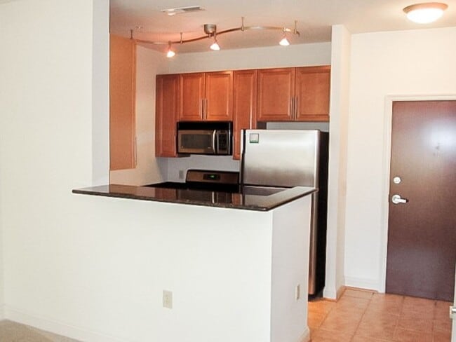 Building Photo - Beautiful 1 Bed 1 Bath Luxurious Condo In ...