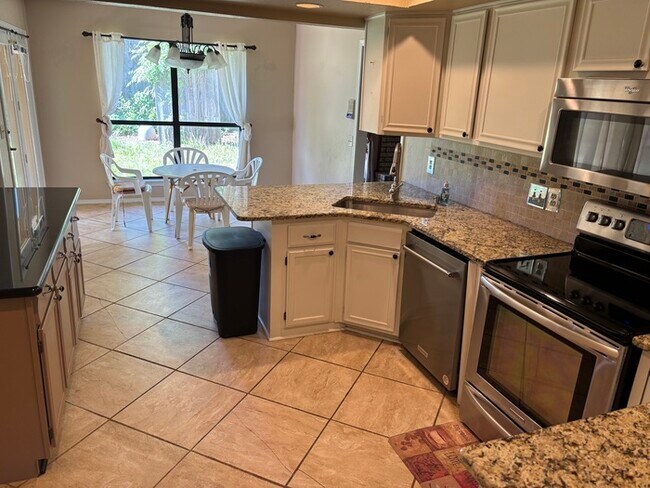 Foto del edificio - Beautifully Spacious Home in Warr Acres wi...