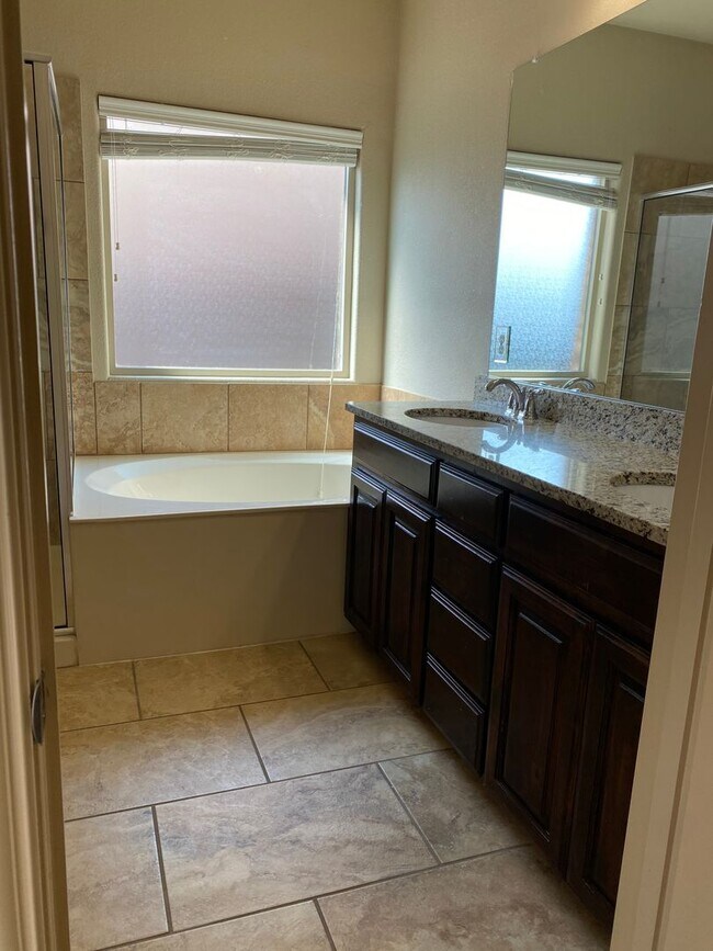 Foto del edificio - Beautiful Home with a Den