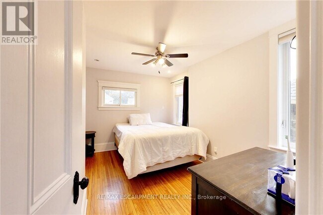 Photo du bâtiment - 122 Forsyth St N