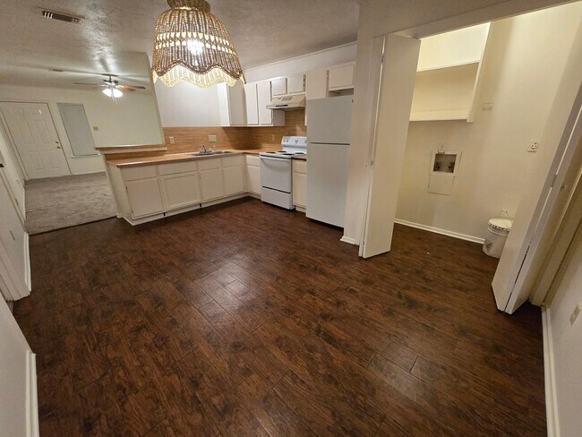 Building Photo - Bryan - 2 bedroom / 1.5 bath - Upstairs - ...