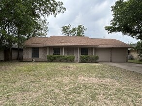 Building Photo - 1805 Broadmoor Dr