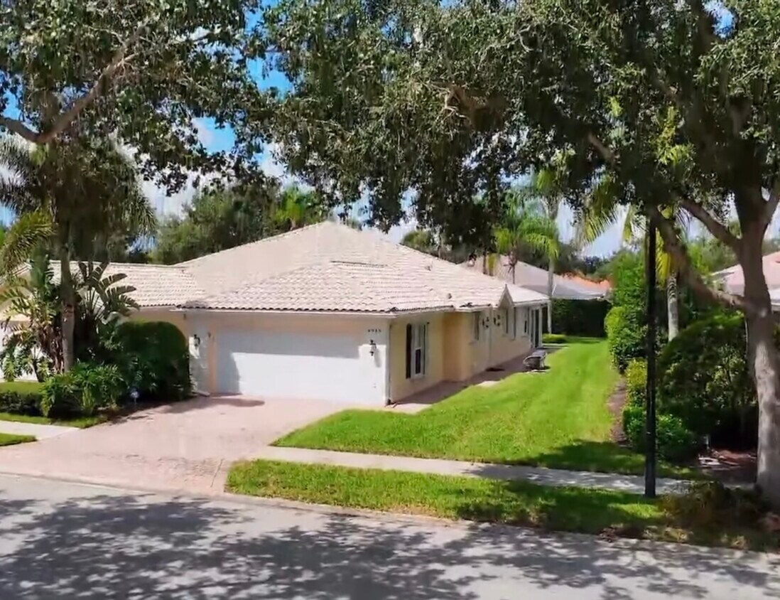 Foto principal - 4949 Kingston Way