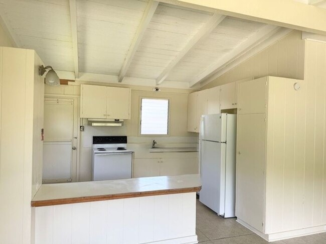 Building Photo - Pauoa Valley - 3 bedroom 1 bath house w/un...