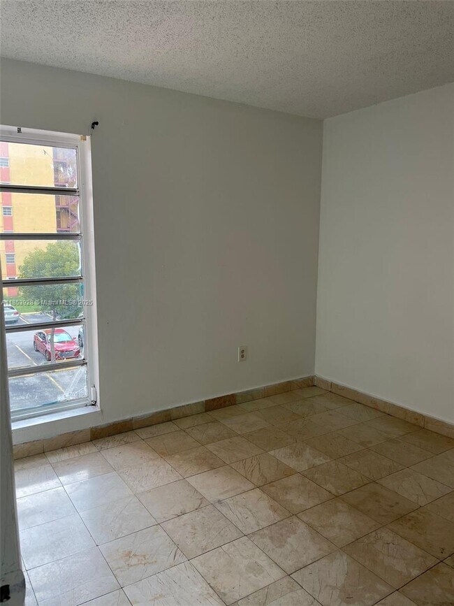 Foto del edificio - 4721 NW 7th St