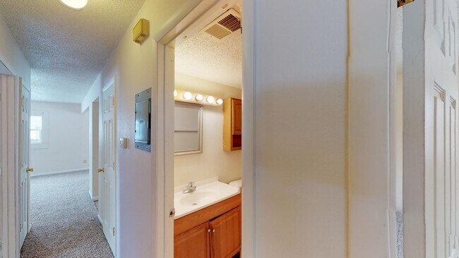 Foto del edificio - 3 Bedrooms with In-Unit Laundry