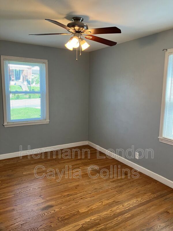 Building Photo - 3673 Park Lawn Dr