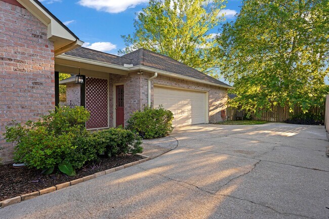2 Car Garage - 1632 Heatherview Ct