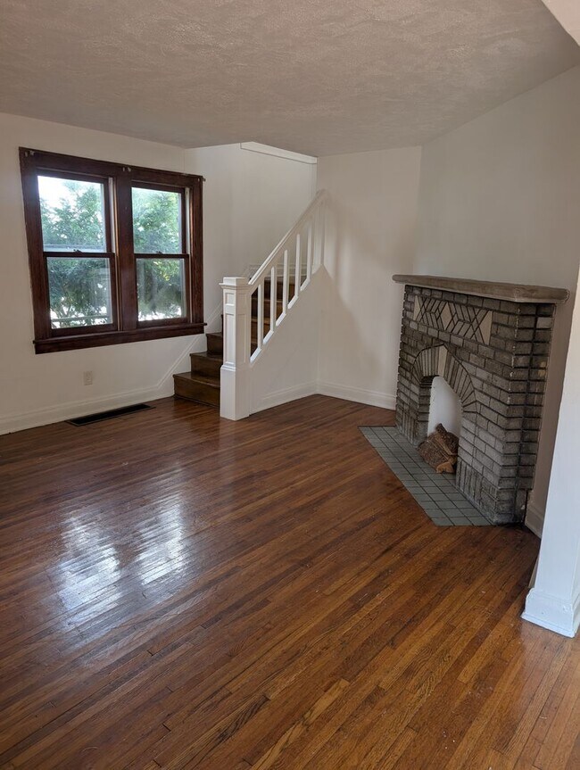 Foto del edificio - A charming 3-bedroom, 1-bathroom in Maple Heights