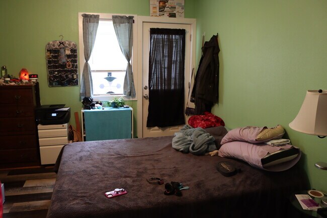 Dormitorio - 635 N 2nd St