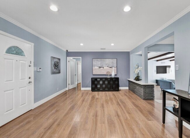 Foto del edificio - 6241 Canby Ave