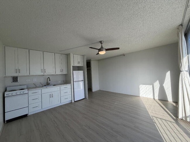 Building Photo - To register for the showing time below, note the 4 digit code: 5918 and click "APPLY NOW."(mobile...