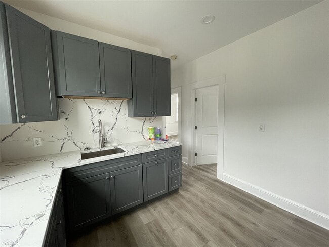 Building Photo - 3 br, 1 bath 4plex - 1126 Drake Avenue 2F