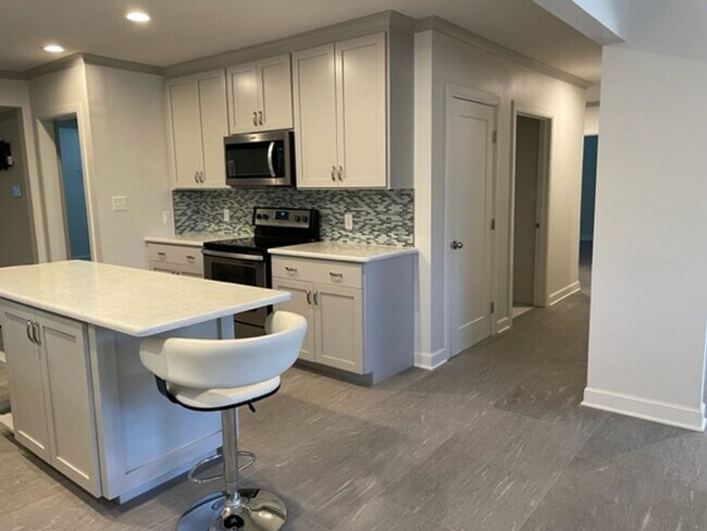 Building Photo - Exquisitely updated 3/2 blocks from Tech.