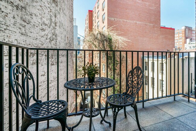 Building Photo - 809 9th Ave