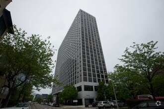 Building Photo - 4343 N Clarendon Ave
