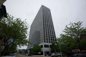 Building Photo - 4343 N Clarendon Ave