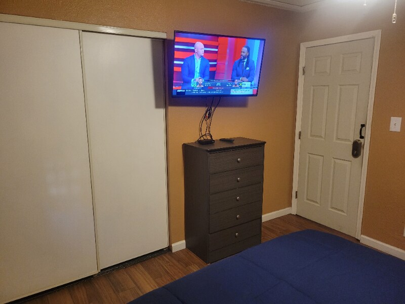 Foto del edificio - 405 Leonard Ave