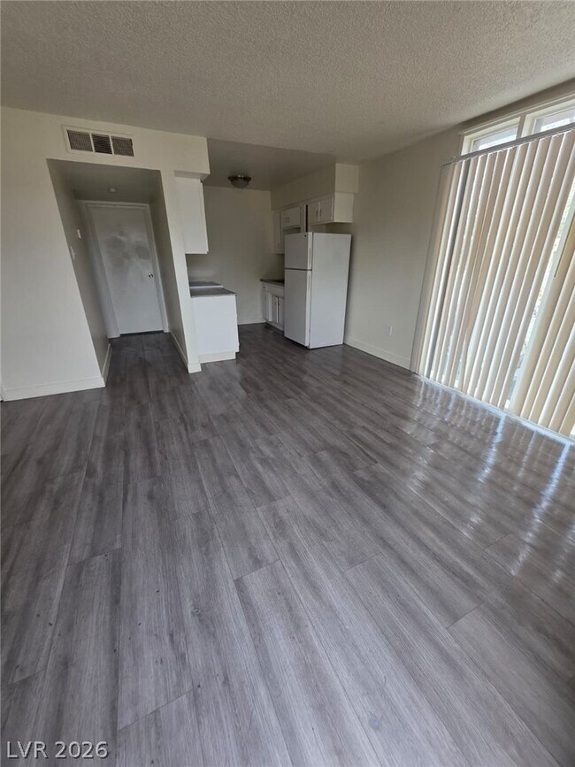 Building Photo - 1121 E Desert Inn Rd