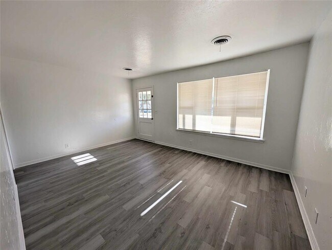 Building Photo - 416 E Jarman Dr