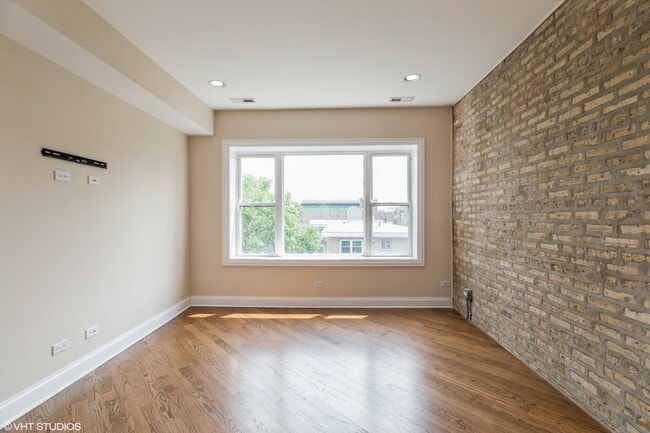 Building Photo - 3206 W Berwyn Ave