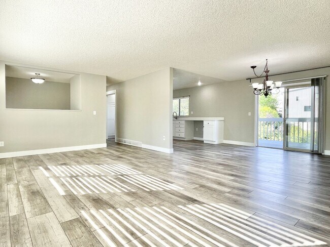 Building Photo - Gorgeous Home with Stunning Views!