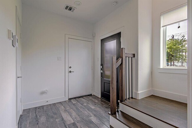 Building Photo - 449 W 25th St