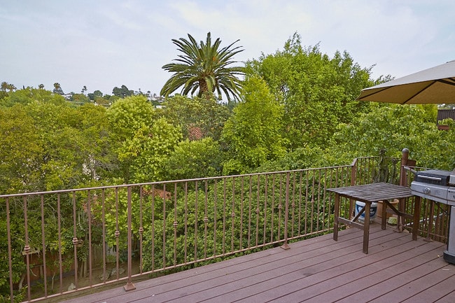 Foto del edificio - 2424 Tesla Ter