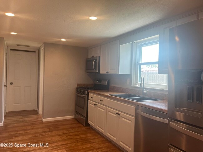 Building Photo - 390 Sabal Ave