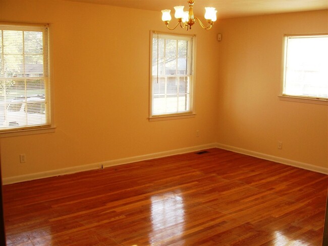 Building Photo - 4 Bedroom, 1 Level Living in Parkwood with...