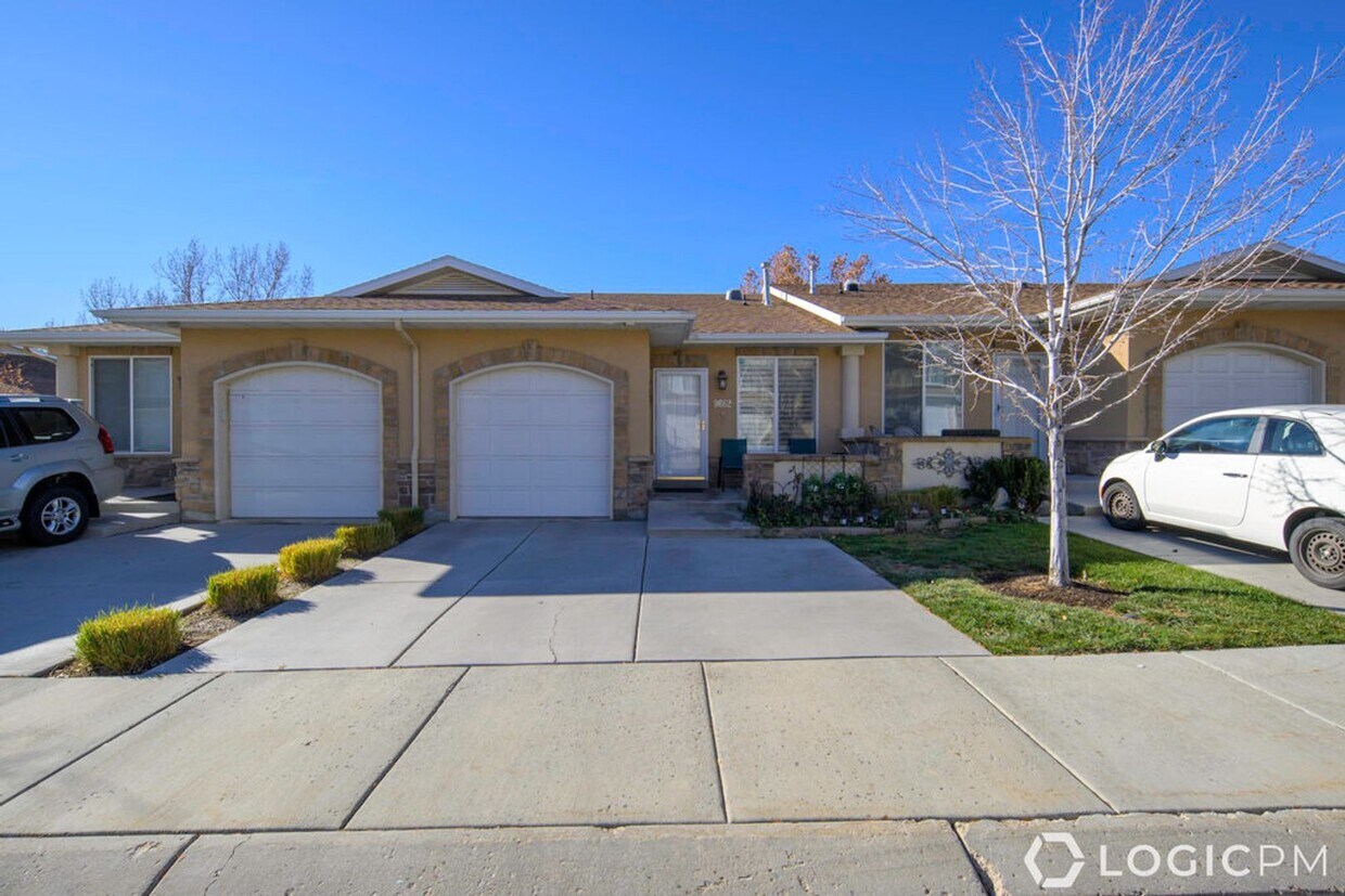 Primary Photo - Beautiful Townhome in Great Location!