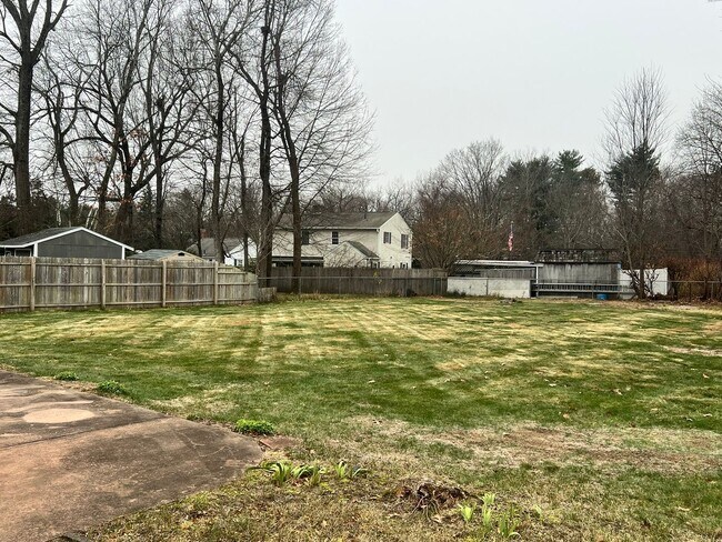 Foto del edificio - Beautiful, Single Family Colonial for Rent in Springfield!