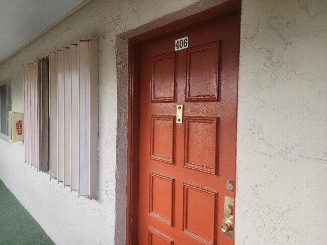 Building Photo - 3591 Inverrary Dr