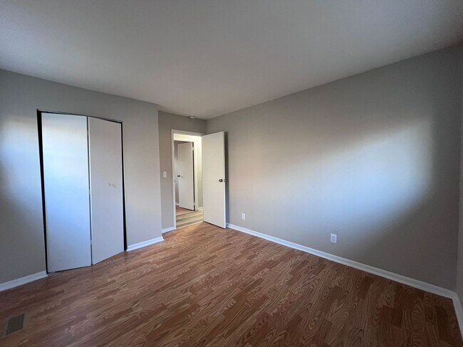 Building Photo - 4 Bedroom, 1.5 Bathroom House with renovat...