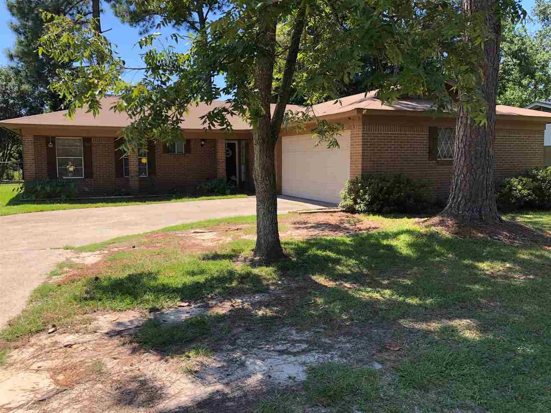 Primary Photo - 2703 Pine Cir Dr