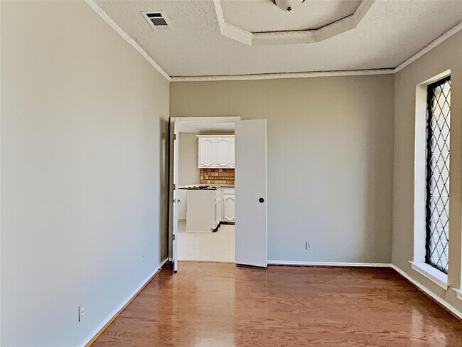 Building Photo - 1806 Royal Crest Dr