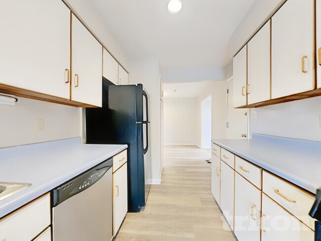 Building Photo - 1045 Crown Dr