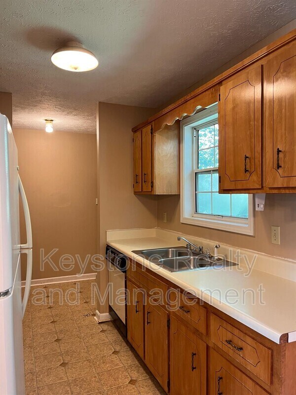 Building Photo - 665 Artic Ave