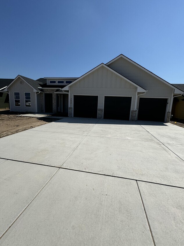 Primary Photo - 792 Trails End Ct