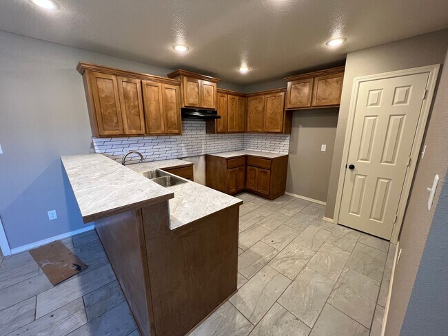 Foto del edificio - 2225 Alma Blvd