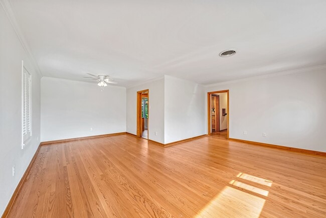 Foto del edificio - 842 T C Jester Blvd
