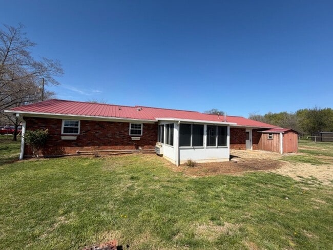 Photo - Seymour 37865 - One-level brick home with 3 bedrooms, 2 baths & bonus room - Call Linda Meese (86...