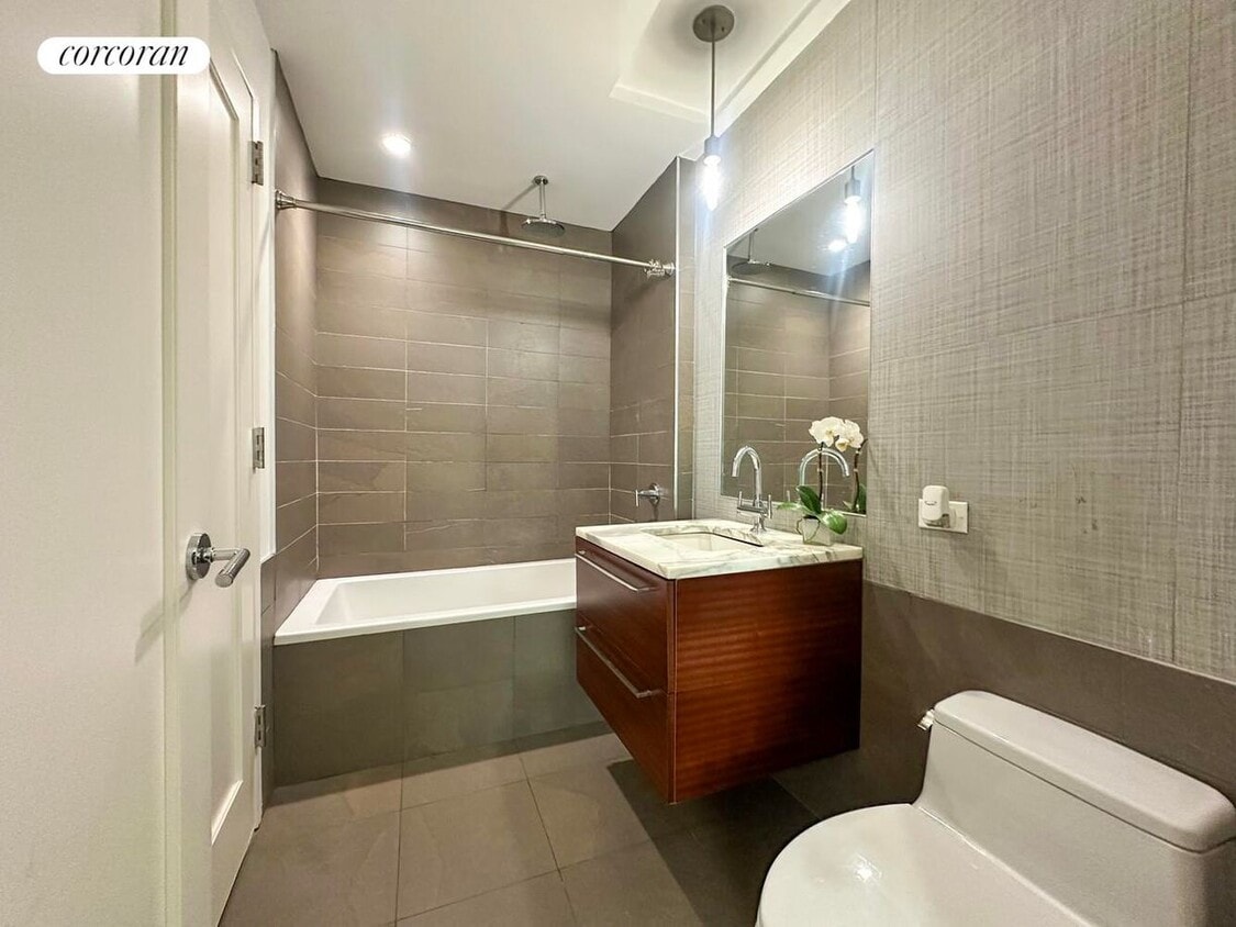 Building Photo - 24-15 Queens Plaza N