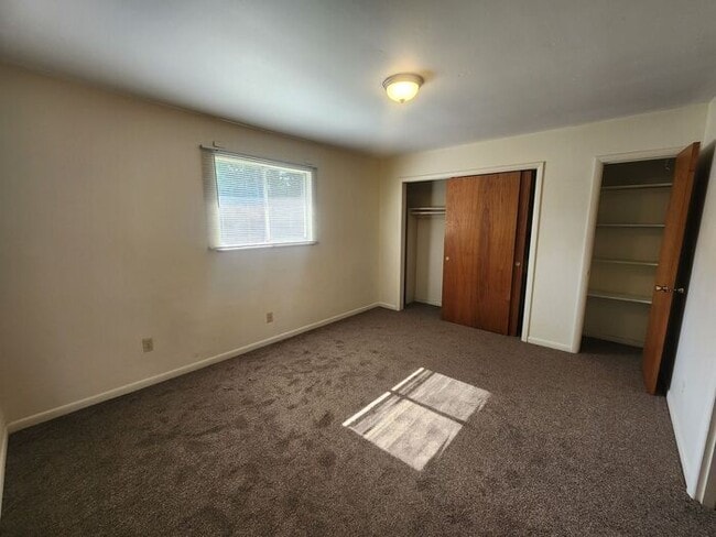 Building Photo - Upstairs 1 Bedroom Apartment Close to Rose...